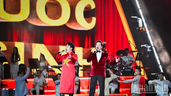 Liên khúc cách mạng gồm "Mười chín tháng Tám", "Đoàn vệ quốc quân", "Đường chúng ta đi", do các ca sĩ Đăng Dương, Tùng Dương và Võ Hạ Trâm thể hiện. Ảnh: THÀNH ĐẠT