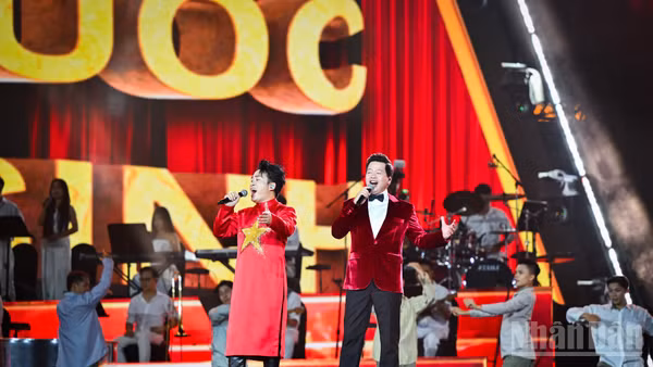 Liên khúc cách mạng gồm "Mười chín tháng Tám", "Đoàn vệ quốc quân", "Đường chúng ta đi", do các ca sĩ Đăng Dương, Tùng Dương và Võ Hạ Trâm thể hiện. Ảnh: THÀNH ĐẠT