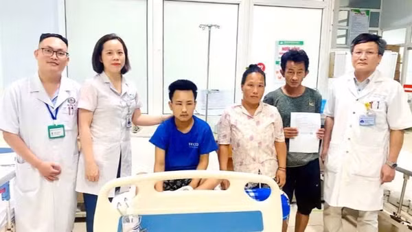 Sau nhiều ngày kiên trì điều trị, sức khỏe nam sinh có nhiều chuyển biến tích cực. 