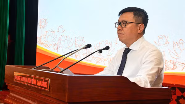 Đồng chí Lê Quốc Minh, Ủy viên Trung ương Đảng, Tổng Biên tập Báo Nhân Dân, Phó Trưởng Ban Tuyên giáo và Dân vận Trung ương, Chủ tịch Hội Nhà báo Việt Nam phát biểu ý kiến tại hội thảo.