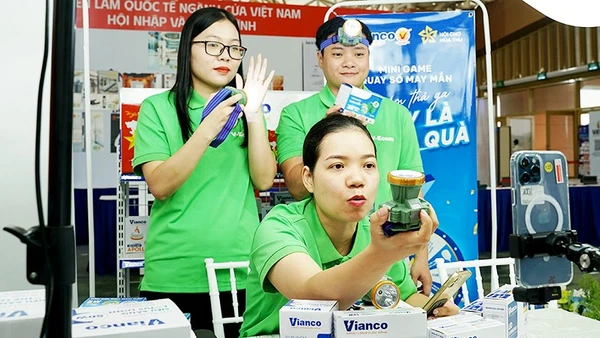 Doanh nghiệp giới thiệu mặt hàng tại Hội chợ Mùa thu 2025. Ảnh: NAM HẢI