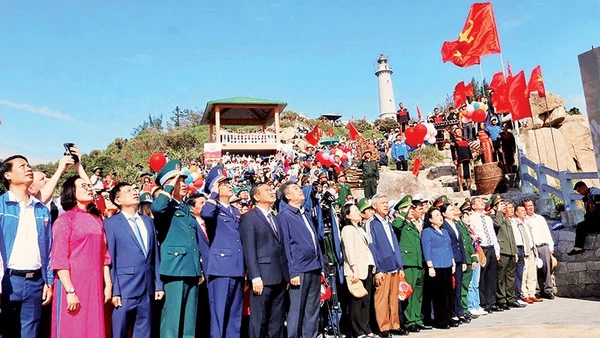 Lãnh đạo tỉnh Đắk Lắk cùng người dân và du khách chào cờ đón năm mới 2026 tại Mũi Điện. Ảnh: TTXVN