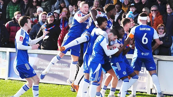 Các cầu thủ Macclesfield FC vỡ òa niềm vui khi đánh bại đương kim vô địch Crystal Palace.