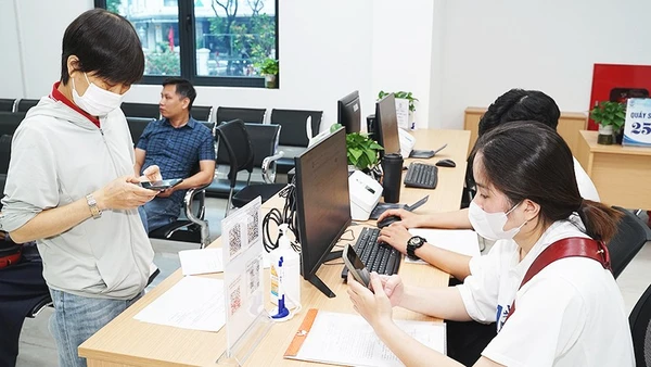 Chuyển đổi số giúp người dân thuận tiện hơn khi làm các thủ tục hành chính. Ảnh: NAM NGUYỄN