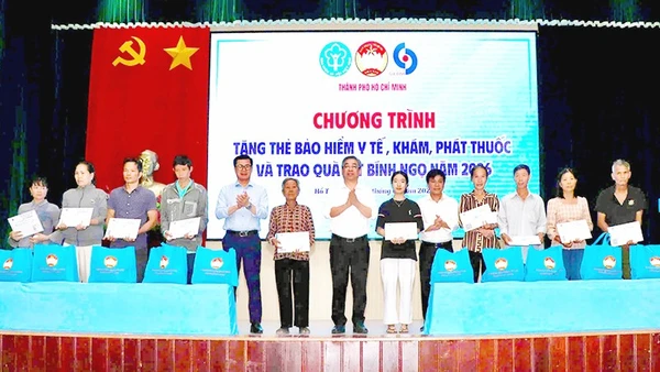 Tặng thẻ bảo hiểm y tế cho hộ nghèo là một chính sách nhân văn của Thành phố Hồ Chí Minh.