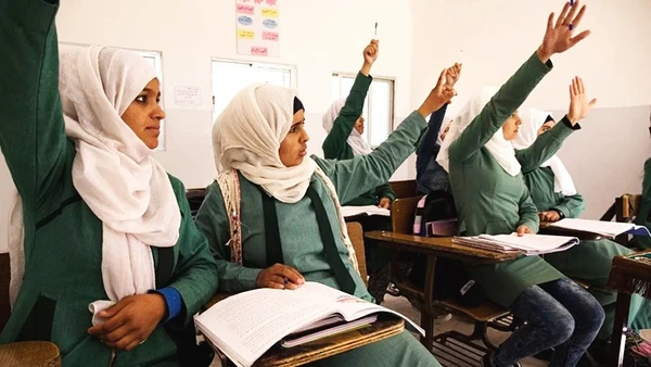 Các nữ sinh Jordan hăng hái phát biểu ý kiến trong một lớp học theo mô hình mới của UNESCO. Ảnh: AP 