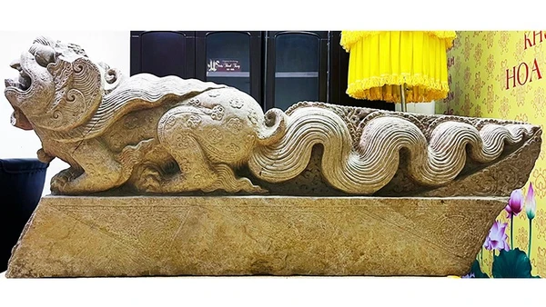 Sấu đá - thành bậc thời Lý ở Hoa Lâm Viên đang được lưu giữ tại chùa Phúc Lâm - Đông Anh, Hà Nội. Ảnh: PGS ĐẶNG HỒNG SƠN