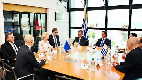 Chủ tịch EC Ursula von der Leyen (áo trắng) tại một cuộc gặp với các nhà lãnh đạo Mercosur. Ảnh: GETTY IMAGES