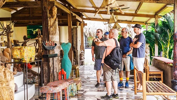 Du khách tham quan không gian nghệ thuật Làng Củi Lũ (Hội An, TP Đà Nẵng).