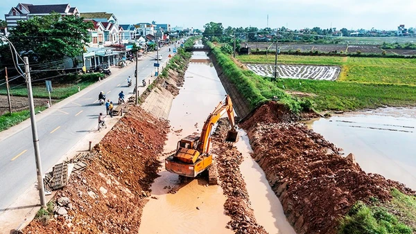 Tu sửa công trình thủy nông Đồng Cam dọc con đường Quốc lộ 29.