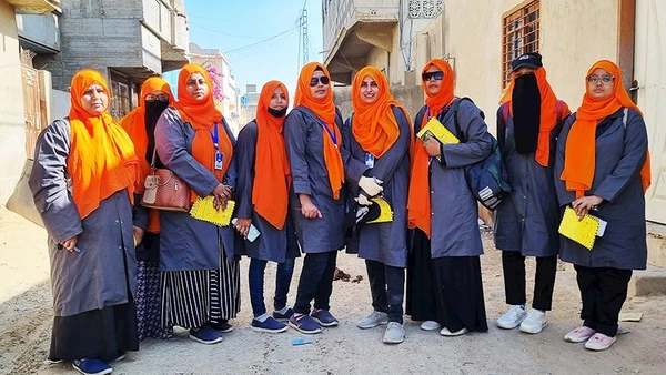 Những học viên của Roshni Baji. Ảnh: THE GUARDIAN