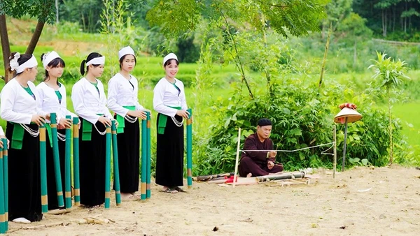 Biểu diễn trống đất kết hợp hát ví, hát giang của người Mường.