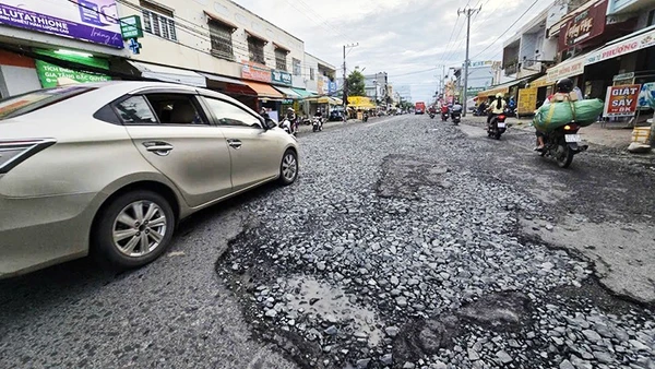 Đường Phạm Cự Lượng (Long Xuyên, An Giang) sụt lún nham nhở do triều cường.