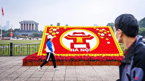 Thảm hoa được trang trí trước Lăng Chủ tịch Hồ Chí Minh.