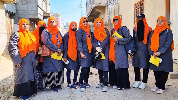 Những học viên của Roshni Baji. Ảnh: THE GUARDIAN