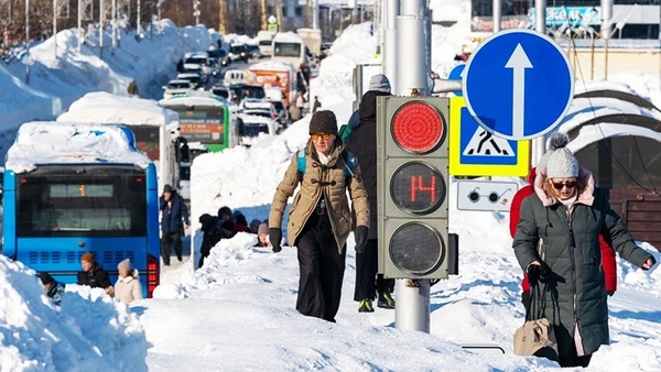 Tuyết biến các con phố thành những khối tuyết dày đặc ở Nga. Ảnh: RIA NOVOSTI