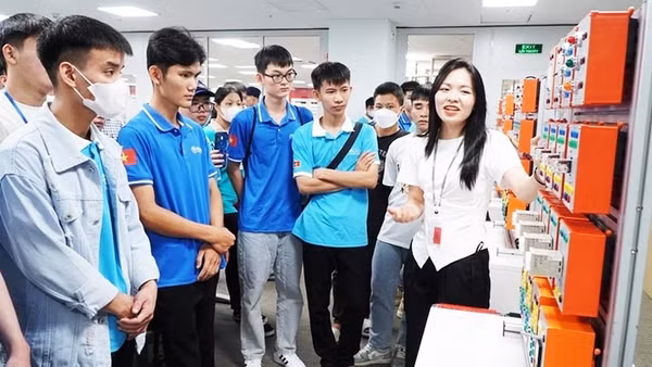 Tư vấn tuyển sinh vào các trường đại học, cao đẳng năm 2025.