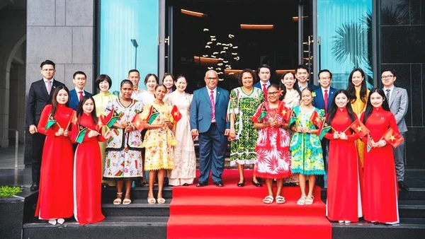 Thủ tướng Cộng hòa Vanuatu thăm và làm việc với Trường đại học Văn Lang