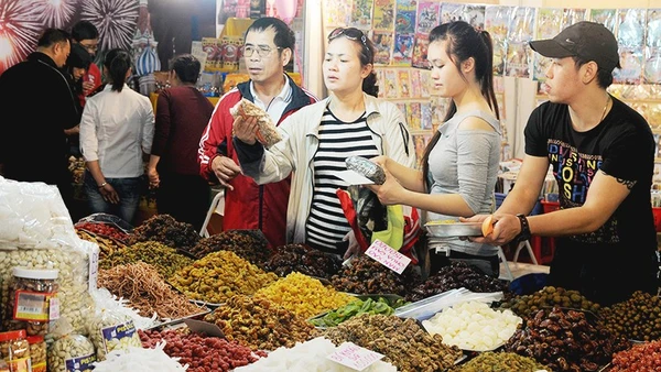 Người tiêu dùng lựa chọn các loại bánh mứt kẹo được bán trên thị trường. Ảnh: NGUYỆT ANH