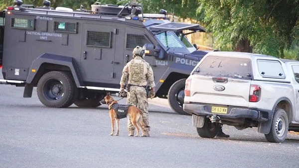Cảnh sát tại hiện trường vụ xả súng tại Lake Cargelligo. Ảnh: DAILY TELEGRAPH