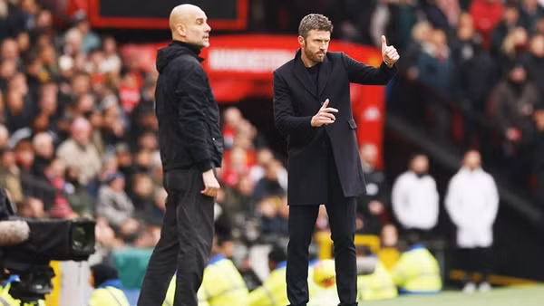 HLV Michael Carrick (bên phải) "gây sốt" sau khi giành chiến thắng thuyết phục trước Pep Guadiola, một trong những HLV giỏi nhất thế giới.