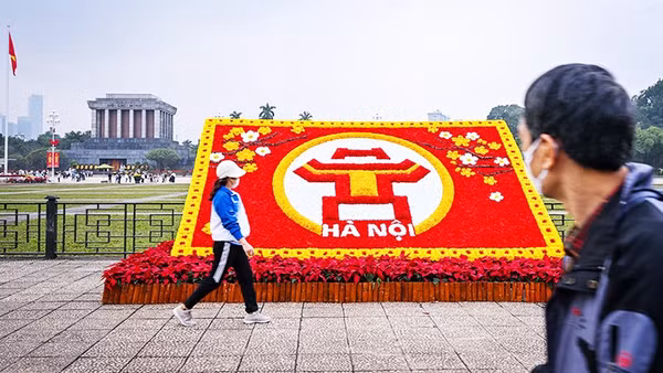 Thảm hoa được trang trí trước Lăng Chủ tịch Hồ Chí Minh.