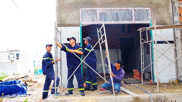 Cán bộ, chiến sĩ công an giúp dân xây nhà mới tại thôn Hải Bắc, phường Quy Nhơn Đông, tỉnh Gia Lai.