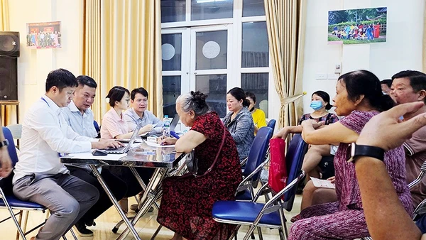 Người dân nhận tiền quà tại UBND phường. Ảnh: NAM NGUYỄN