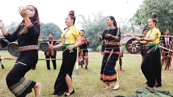 Vui xuân Tổ quốc tại làng văn hóa