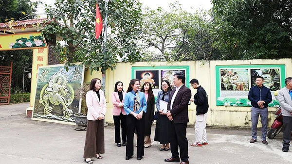 Đoàn công tác của TP Hà Nội về khảo sát, chấm điểm mô hình "Sáng - xanh - sạch - đẹp" tại xã Suối Hai.