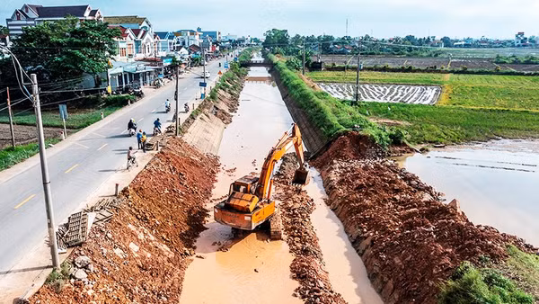 Tu sửa công trình thủy nông Đồng Cam dọc con đường Quốc lộ 29.