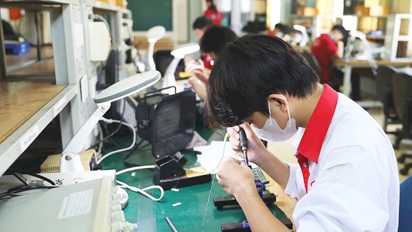 Giờ thực hành của học sinh, sinh viên Trường cao đẳng nghề Công nghệ cao Hà Nội. Ảnh; PHONG NGỌC