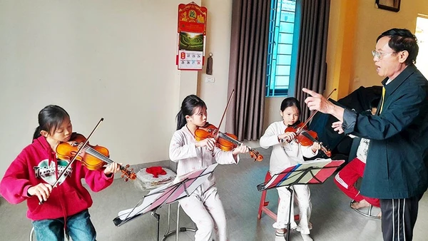 Một buổi tập đàn tại nhà Chủ nhiệm CLB.