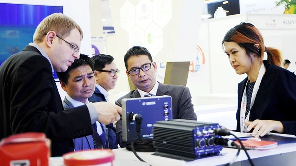 Các chuyên gia trong và ngoài nước trao đổi ý kiến tại một diễn đàn nghiên cứu khoa học. Ảnh: SONG ANH