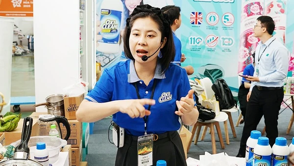 Thương mại điện tử là kênh kinh doanh quan trọng, giúp doanh nghiệp tiếp cận khách hàng. Ảnh: BẮC SƠN