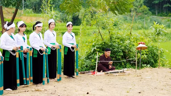 Biểu diễn trống đất kết hợp hát ví, hát giang của người Mường.