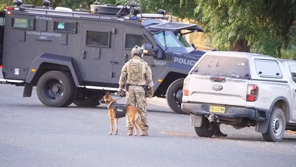 Cảnh sát tại hiện trường vụ xả súng tại Lake Cargelligo. Ảnh: DAILY TELEGRAPH