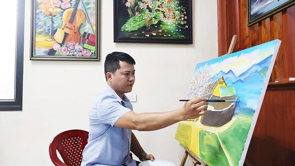Cao Thanh Nam với bức tranh đang sáng tác.
