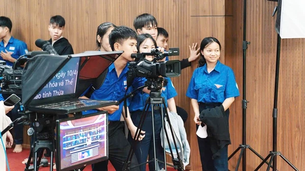 Sinh viên Khoa Báo chí và Truyền thông, Trường ĐH Khoa học - ĐH Huế thực hành tại trường quay. Ảnh Khoa Báo chí và Truyền thông.