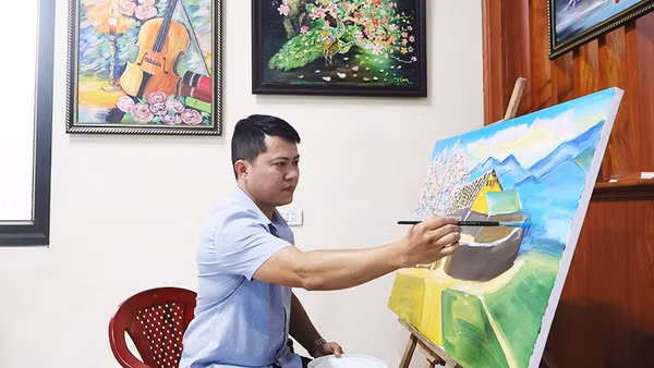 Cao Thanh Nam với bức tranh đang sáng tác.