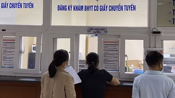 Người dân đăng ký khám, chữa bệnh bằng thẻ bảo hiểm y tế tại bệnh viện. (Ảnh: ĐT)