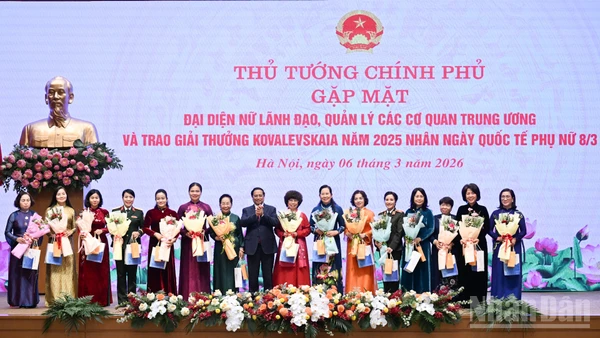Thủ tướng Phạm Minh Chính tặng quà chúc mừng đại diện nữ lãnh đạo, quản lý các cơ quan Trung ương.