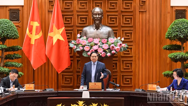 Thủ tướng Phạm Minh Chính phát biểu ý kiến chỉ đạo tại cuộc họp.