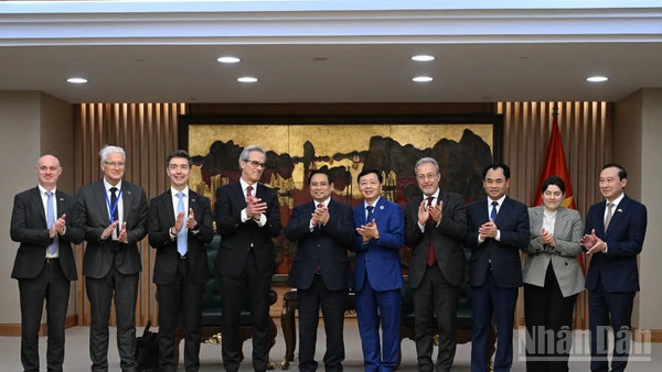 Thủ tướng Phạm Minh Chính và ông Fernando Andresen Guimaraes với các thành viên hai đoàn.