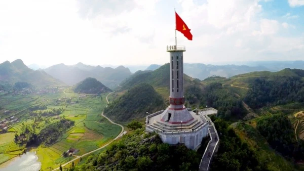 Cột cờ Quốc gia Lũng Cú.