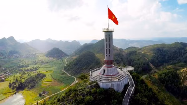 Cột cờ Quốc gia Lũng Cú.