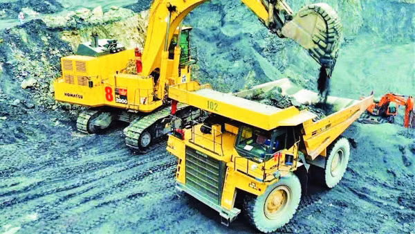 Khai thác than trên khai trường của Công ty Than Hà Tu.