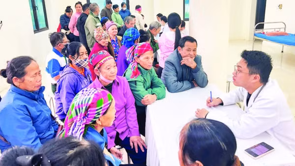 1. Cán bộ y tế tư vấn về chế độ sinh hoạt cho người dân vùng cao nhằm tránh các bệnh do muỗi gây ra.