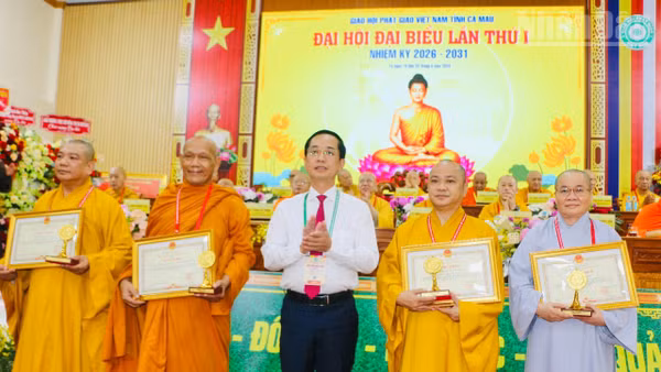 Đồng chí Hồ Thanh Thủy, Phó Bí thư Tỉnh ủy, Chủ tịch Ủy ban Mặt trận Tổ quốc Việt Nam tỉnh Cà Mau trao bằng khen của Ủy ban nhân dân tỉnh tặng Ban Trị sự Giáo hội Phật giáo Việt Nam tỉnh Cà Mau.