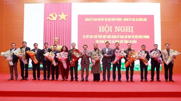 Lãnh đạo tỉnh Lai Châu tặng hoa chúc mừng đại diện Đảng ủy 11 xã biên giới và Đảng ủy Ban Chỉ huy Bộ đội Biên phòng.